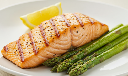 Receita de Salmão Grelhado com Aspargos e Limão Siciliano